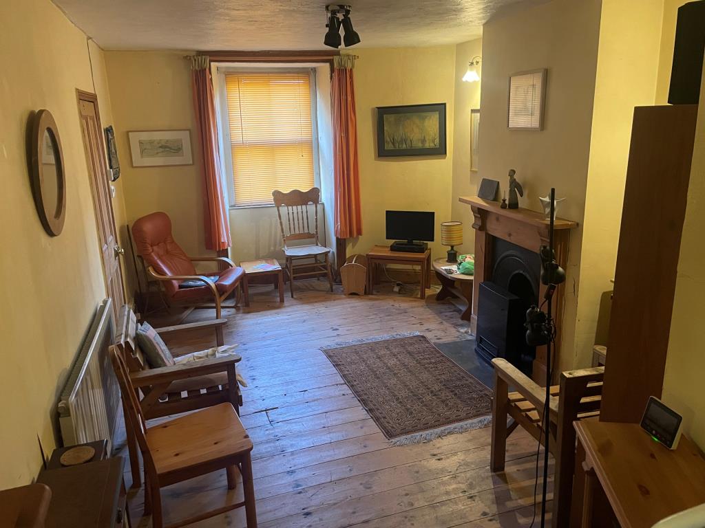 Lot: 19 - CHARACTER COTTAGE FOR IMPROVEMENT - Living room